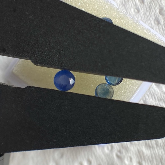 Six Medium Blue NATURAL Sapphires - Gem Quality - 4mm approximate - Picture 8 of 9